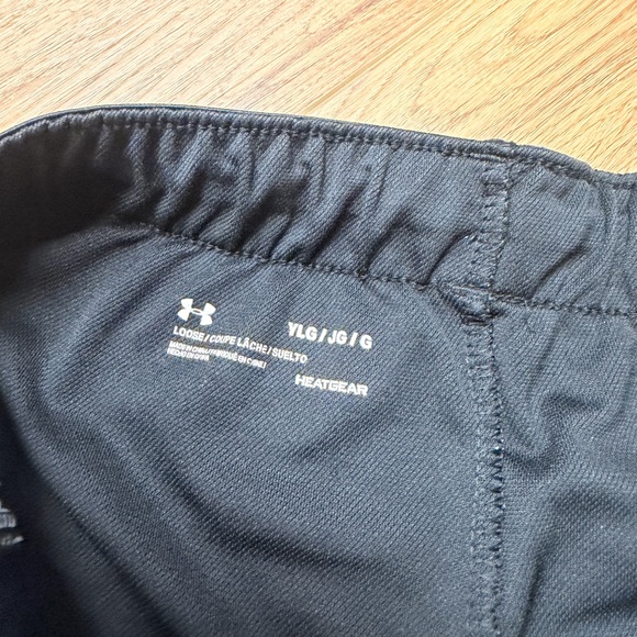 Under Armour Girl’s Athletic Shorts in Black and White YLG - Picture 3 of 3